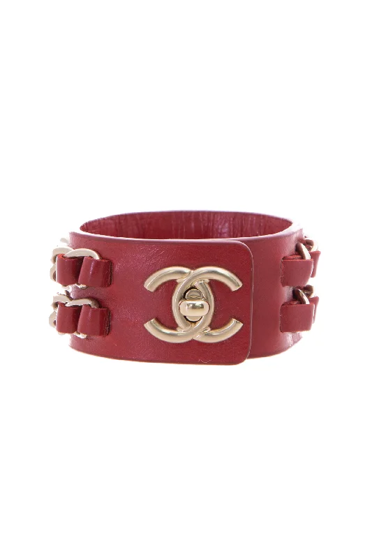 Bangles with engraved floral patterns for elegance -CC Turnlock Chain Bracelet